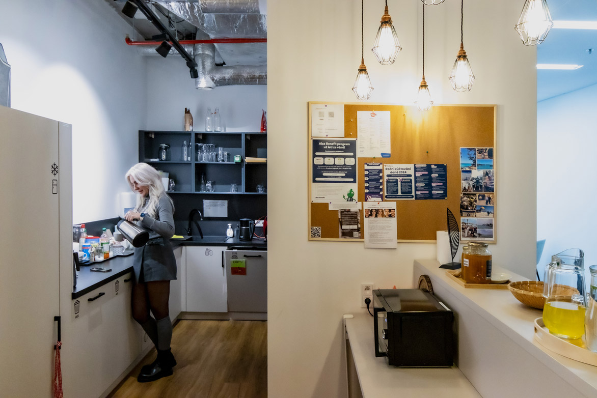 Kafe nebo čaj? K dispozici v naší kuchyňce.